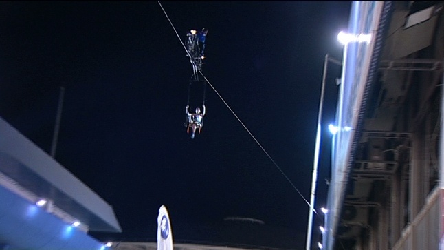 Εναέριο θέαμα με μηχανή και ακροβάτες