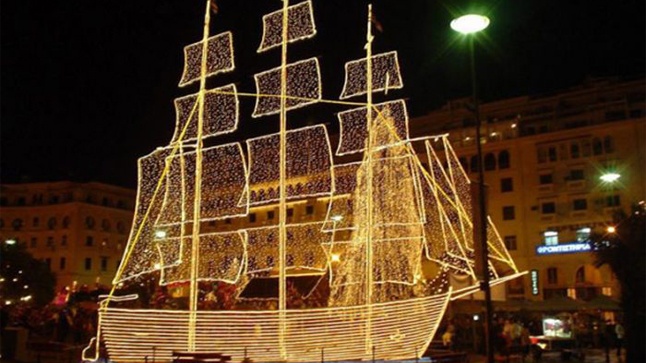 Φωταγωγείται το καραβάκι στην εορταστική Πλατεία Αριστοτέλους