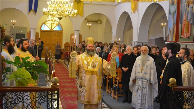 (Φωτογρ. Υλικό) Αρχιερατική Θεία Λειτουργία εις τον Ι.Ν. Κωνσταντίνου και Ελένης - Ασσήρου