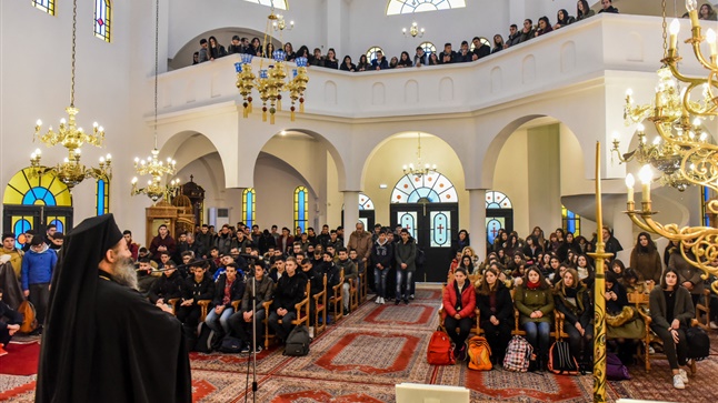 (Δελτίο Τύπου) Θεία Λειτουργία για τους μαθητές του Λυκείου και Διανομή τροφίμων και βοηθημάτων