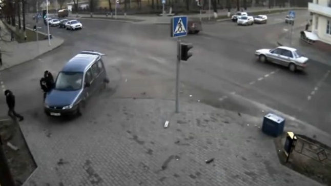 3 walkers barely make it out of a terrible accident
