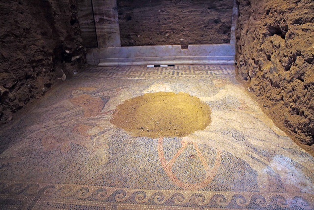 Beautiful mosaics discovered in Tomb caste Amphipolis