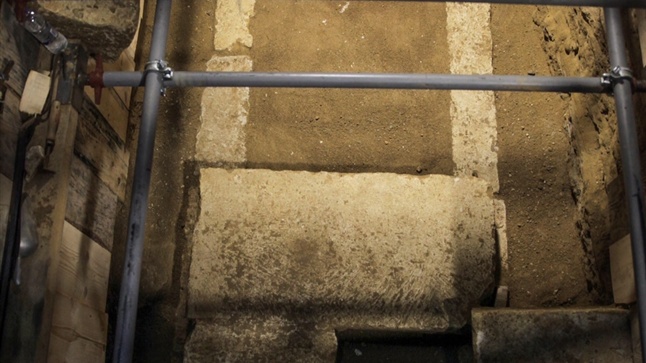 Whose is the human skeleton found in Tomb caste?