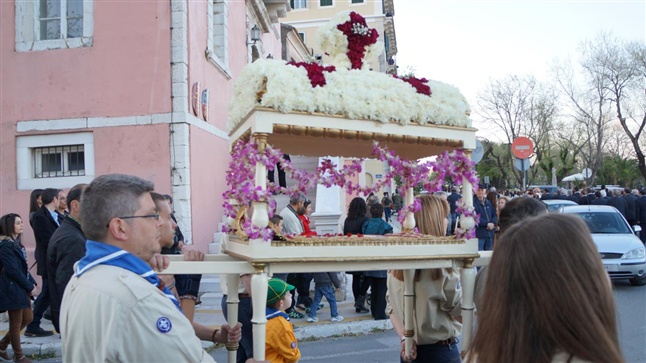 With solemnity, the procession of the Epitaphs in Corfu