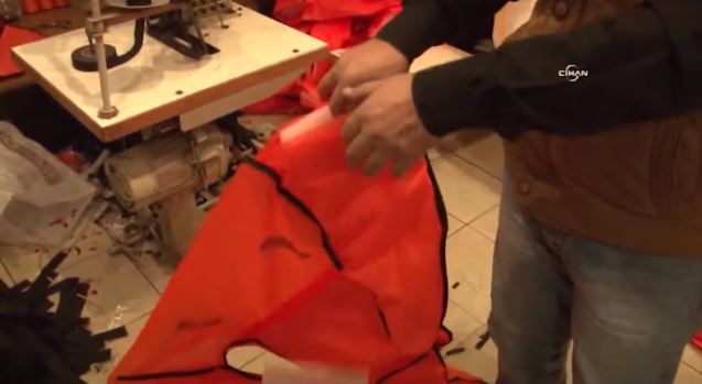 Εργαστήριο κατασκεύαζε «μαϊμού» σωσίβια και τα πουλούσε σε πρόσφυγες