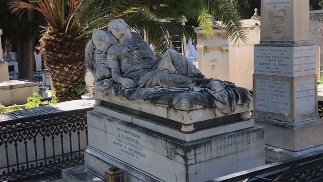 Η «Κοιμωμένη» του Γιαννούλη Χαλεπά που σκεπάζει τον τάφο της Σοφίας Αφεντάκη στο Α' Νεκροταφείο της Αθήνας πρόκειται να μεταφερθεί στη Γλυπτοθήκη της Εθνικής Πινακοθήκης