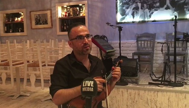 Όταν παίζει τον ικαριώτικο στην Ερμού κλείνει ο δρόμος από εκατοντάδες...