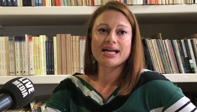 Τα ράφια που γεμίζουν με κρύους δίσκους, τα καμαράκια όπου πας...