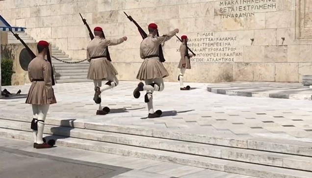Tsoliades at Syntagma