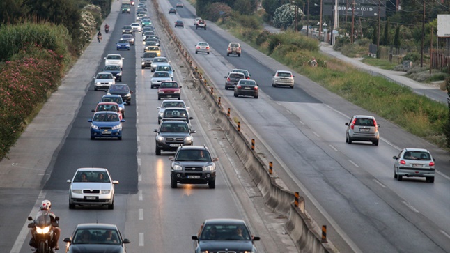 Maintenance works are carried out on the National Road Thessaloniki...