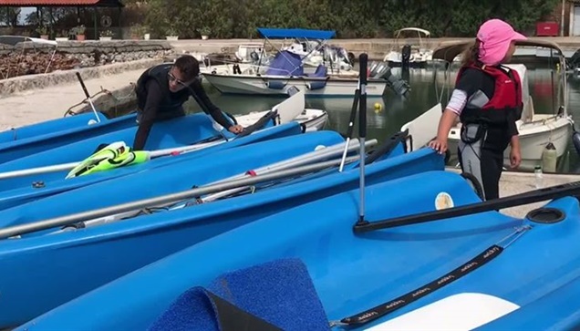 Η Σοφία Μπεκατώρου μαθαίνει ιστιοπλοϊα στα παιδιά!  H δύο φορές...