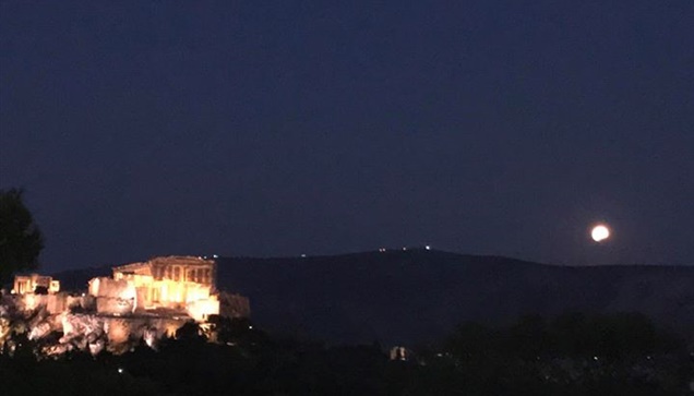 Αρκετός κόσμος μαζεύτηκε χτες, Δευτέρα 7 Αυγούστου, στο αστεροσκοπείο...