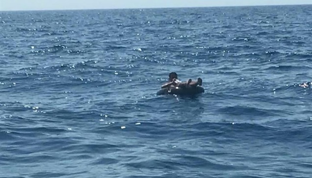Η εικόνα του να βλέπεις έναν μετανάστη μέσα σε μια σαμπρέλα,...