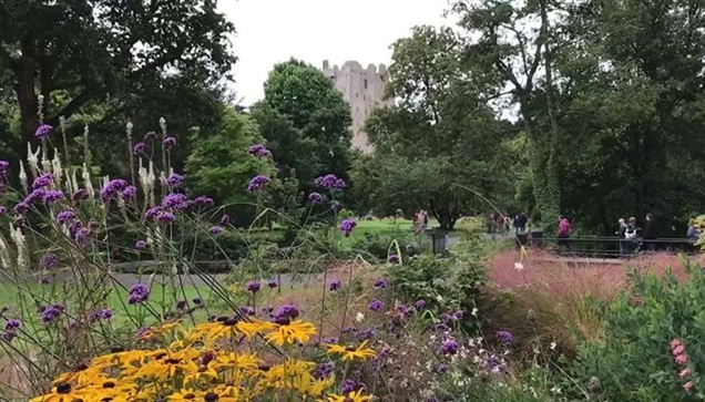 Στο Blarney Castle στο Κορκ  Δεν γίνεται να επισκεφτείτε την...