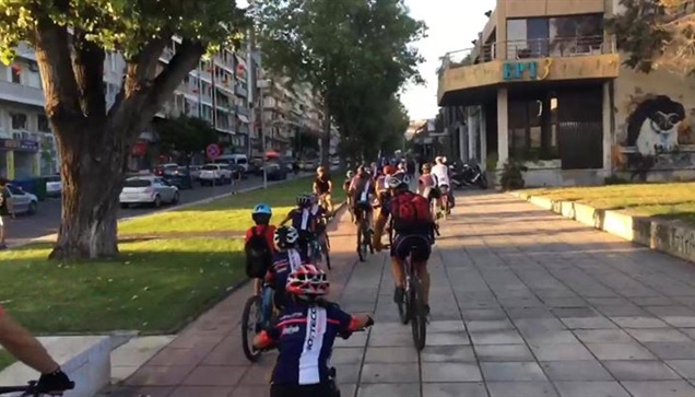 Από την Γερμανία στην Θεσσαλονίκη με ποδήλατο για τα παιδιά όλου...