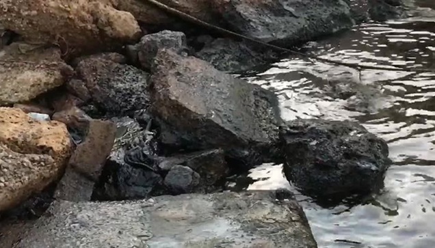 Έντονη δυσοσμία και εκτεταμένη διαρροή πετρελαίου στην Πειραϊκή...