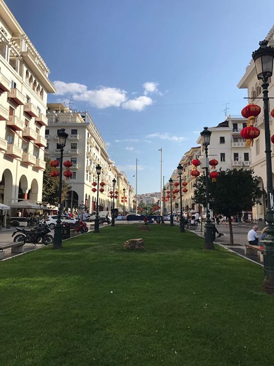 Πλατεία Αριστοτέλους, τα κινέζικα φαναράκια και η γιαγιά με τα...