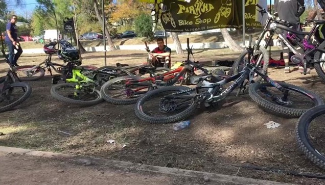 Βρεθήκαμε στο Πανελλήνιο κύπελλο  downhill στο Ωραιόκαστρο όπου...