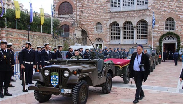 Σε λίγη ώρα ξεκινά η περιφορά της εικόνας της Παναγίας της 