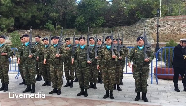 Ξεκίνησε η περιφορά από τον Καθεδρικό ναό του Αγίου Δημητρίου....