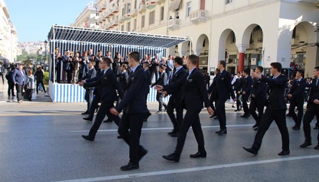 Στιγμιότυπα από την αποψινή μαθητική παρέλαση.  