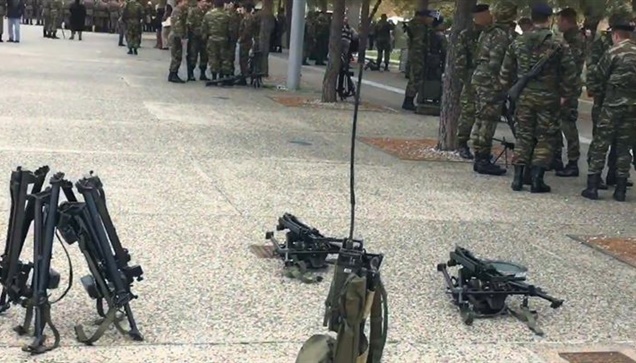Οι Έλληνες καταδρομείς με τα όπλα ανα χείρας χαλαρώνουν πριν...