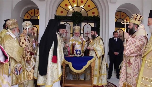 Η περιφορά γύρω από τον ιερό ναό της Αγίας Αναστασίας, με τον...