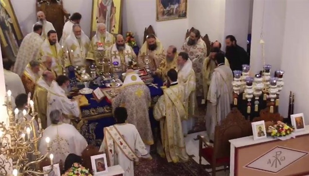 Η Αγία Τράπεζα σφραγίζεται και ο κλήρος υπογράφει πάνω στο κάλυμμά...