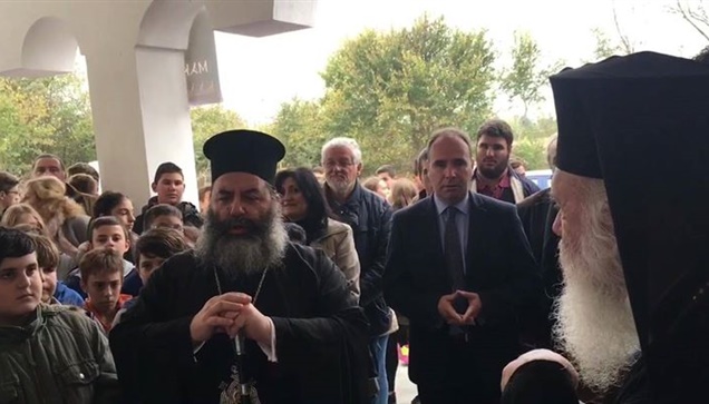 Με το πέρας της Θείας λειτουργίας ο μητροπολίτης Λαγκάδα κ.κ...