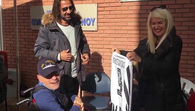 Ο Κωνσταντίνος παρέλαβε μια φανέλα με το όνομα του και το νούμερο...