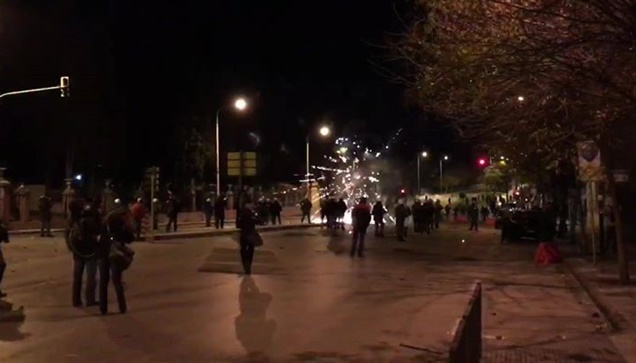 Από την οροφή των πανεπιστημίων πέφτουν βόμβες μολότοφ και βεγγαλικά...
