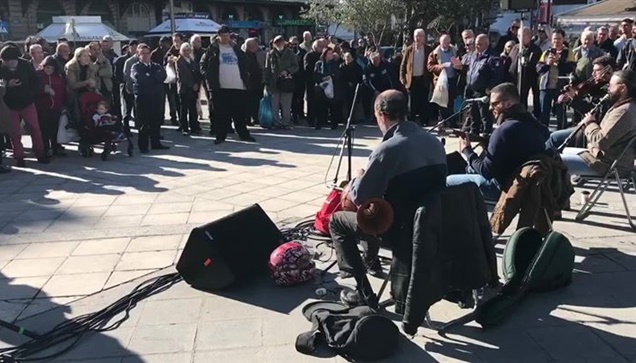 Με δημοτικά τραγούδια γλεντούν στην Ομόνοια  
