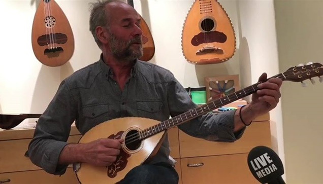 Ρεμπέτικα στα γαλλικά, αγγλικά, ολλανδικά και ελληνικά από τον Ολλανδό Frans De ...