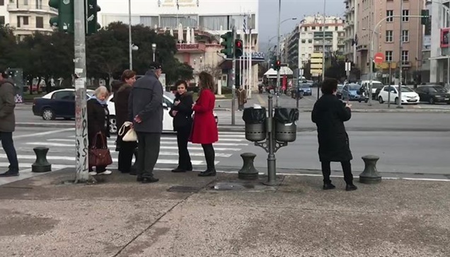 Τα μέλη του «ΠΑΜΕ» κατέβασαν το πανό που ανάρτησαν νωρίτερα στον...