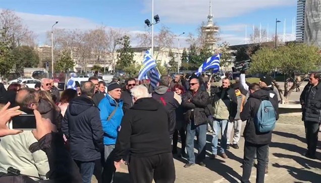 Κόσμος έχει μαζευτεί έξω απ το δημαρχείο που ζητά την παραίτηση...