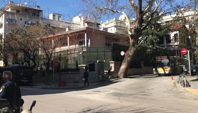 Πολίτες μαζεύτηκαν έξω από το Τουρκικό προξενείο για να δηλώσουν...
