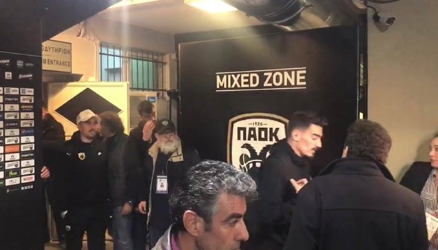 Αποχωρούν οι δυο ομάδες με τους παίκτες να αποφεύγουν να κάνουν...