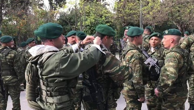 Λίγο πριν την παρέλαση, Αθήνα. Αναμνηστικές φωτό, λίγη ξεκούραση...
