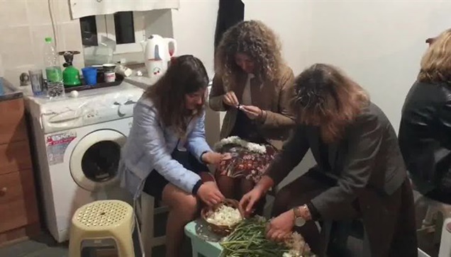 Στολίζοντας τον Επιτάφιο στην Ενορία μας  Ψάλλουν τα Εγκώμια...