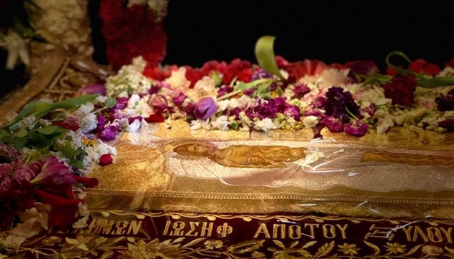 Με κατάνυξη προσκυνούν οι πιστοί τον Επιτάφιο στις εκκλησίες....