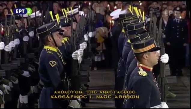 Ο Ιερώνυμος διακόπτει το Χριστός Ανέστη και ψέλνει τον Εθνικό...