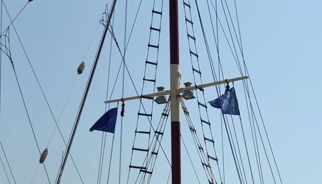 Ελληνικές και Βυζαντινές σημαίες κυματίζουν στα σκάφη του λιμανιού...