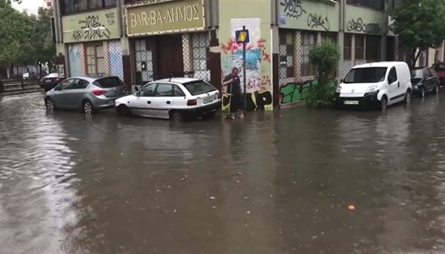 Aδιάβατοι από το νερό της σφοδρης απογευματινής νεροποντής η...