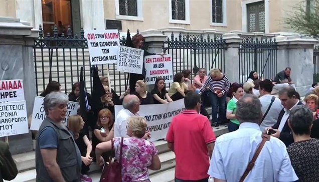 Διαμαρτυρία με κεριά πραγματοποιούν για το Ασφαλιστικό συνταξιούχοι...