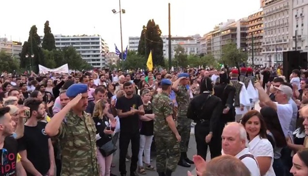 Αλλαγή φρουράς και σέρρα στο μνημείο του Άγνωστου στρατιώτη....