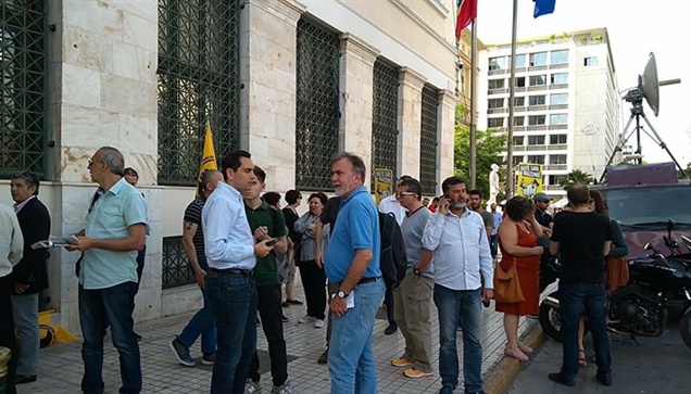 Συγκέντρωση πολιτών έξω από το Δημαρχείο της Αθήνας κατά της...