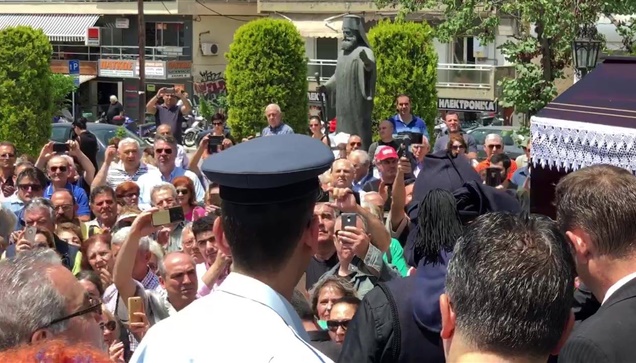 Η έξοδος του Χάρρυ Κλυνν με ποντιακή λύρα και φιλάθλους του Απόλλωνα....