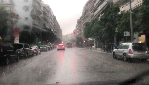 Πολύ δυνατή βροχή και χαλάζι στη Θεσσαλονίκη. 