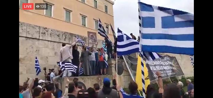 Ο Εθνικός Ύμνος μπροστά στη Βουλή. Ο λαός περίμενε πολλά από...
