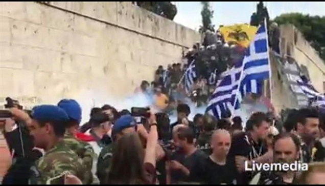 Ρίψη δακρυγόνων στις σκάλες έξω από τη Βουλή. Η αστυνομία απωθεί...